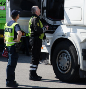 Politimænd ved lastbil køre- og hviletid